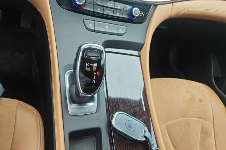Used Buick LaCrosse 2018 28T Elite Edition Gear Lever