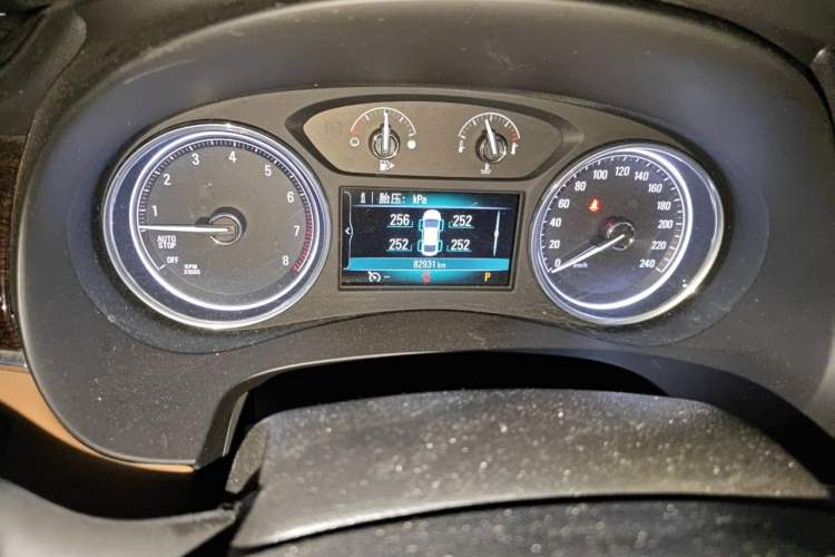 Used Buick LaCrosse 2018 28T Elite Edition Odometer Close Up