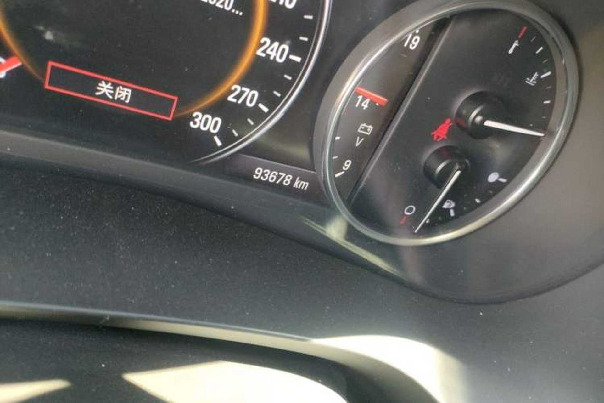 Used Buick LaCrosse 2018 28T Luxury Model Odometer Close Up