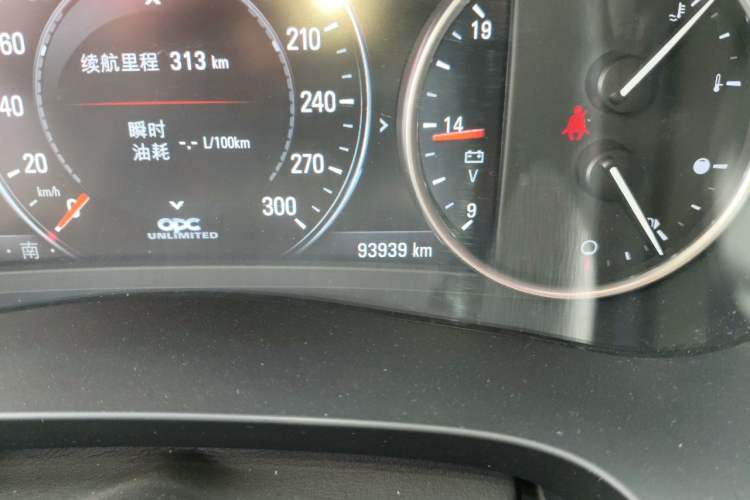 Used Buick LaCrosse 2018 28T Luxury Model Odometer Close Up