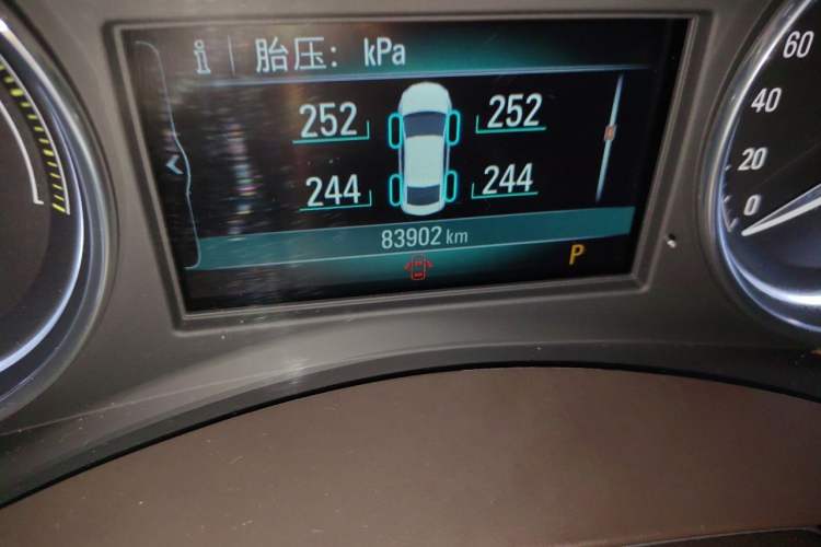Used Buick LaCrosse 2018 30H Luxury Edition Odometer Close Up