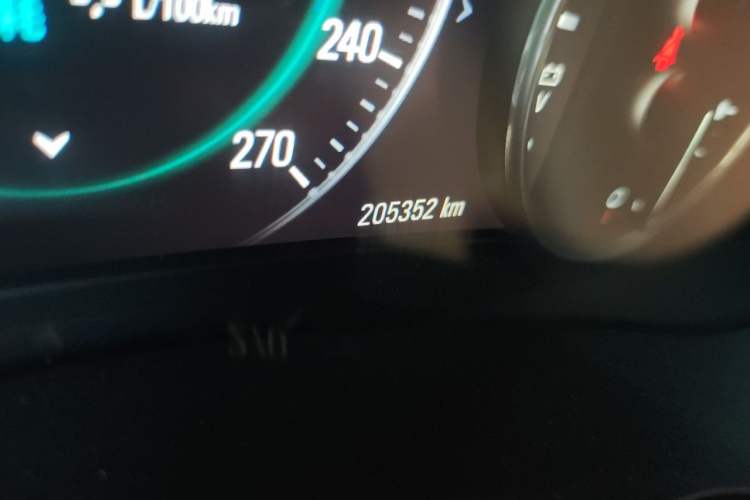 Used Buick LaCrosse 2018 28T Luxury Model Odometer Close Up