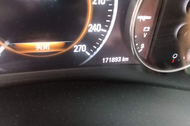 Used Buick LaCrosse 2018 28T Luxury Model Odometer Close Up