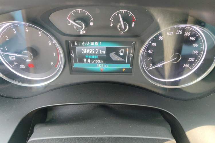 Used Buick LaCrosse 2018 20T Elite Edition Odometer Close Up