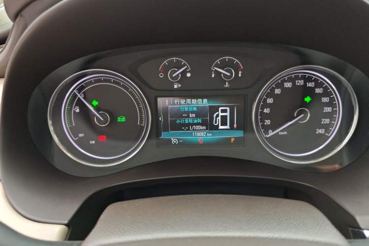 Used Buick LaCrosse 2018 30H Elite Edition Odometer Close Up