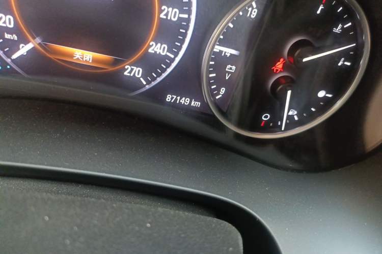 Used Buick LaCrosse 2018 28T Luxury Model Odometer Close Up