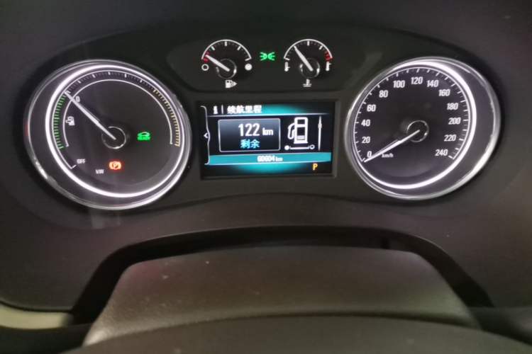 Used Buick LaCrosse 2018 30H Elite Edition Odometer Close Up