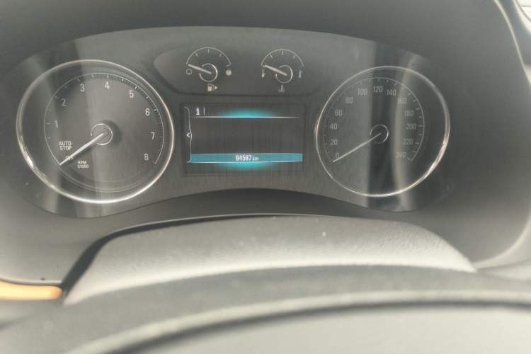 Used Buick LaCrosse 2018 28T Elite Edition Odometer Close Up