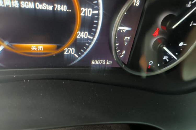 Used Buick LaCrosse 2018 28T Luxury Model Odometer Close Up