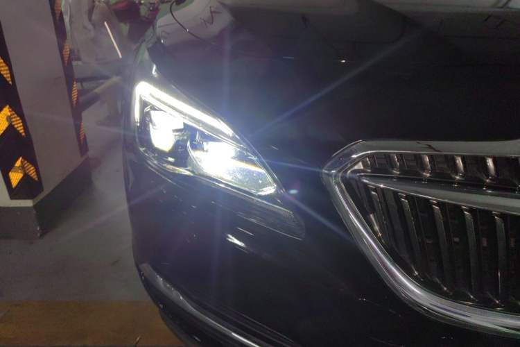 Used Buick LaCrosse 2018 30H Luxury Edition Right Front Headlight