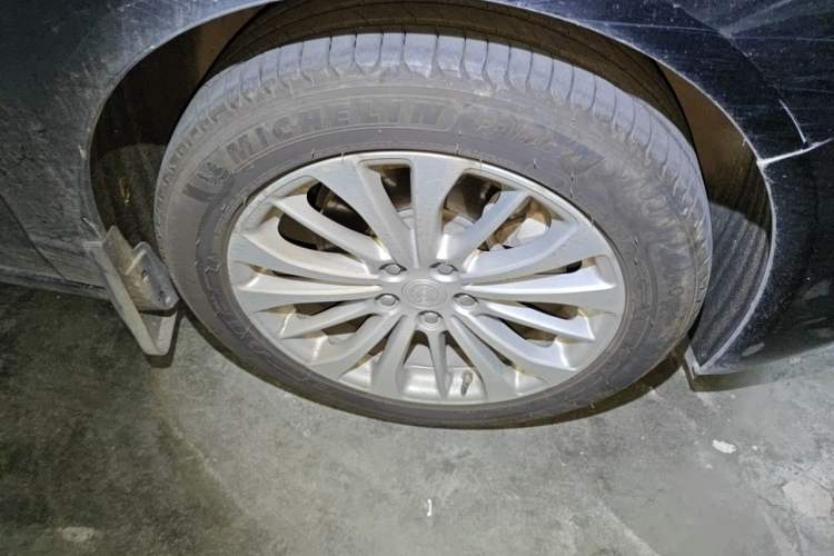 Used Buick LaCrosse 2018 28T Elite Edition Right Front Wheel Hub
