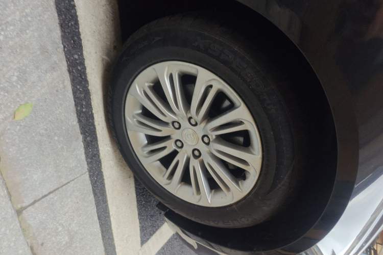 Used Buick LaCrosse 2018 20T Elite Edition Right Front Wheel Hub