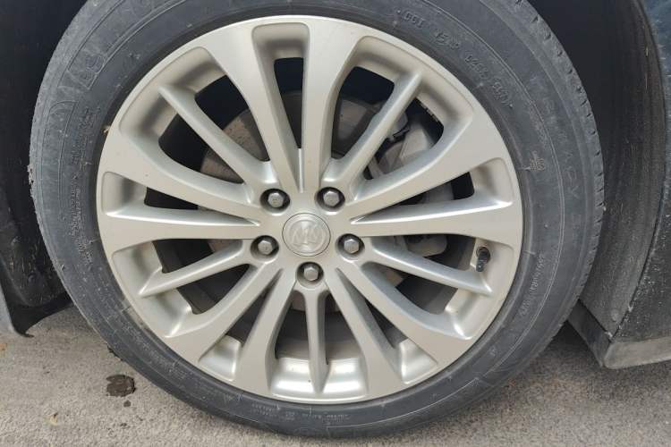 Used Buick LaCrosse 2018 28T Elite Edition Right Front Wheel Hub