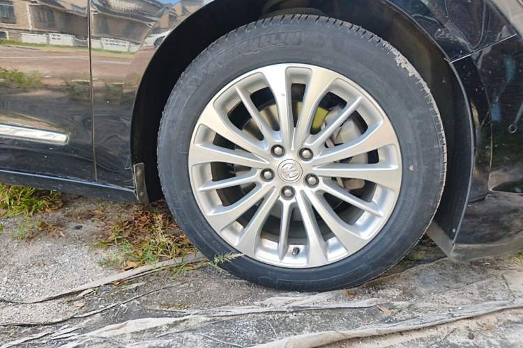 Used Buick LaCrosse 2018 28T Elite Edition Right Front Wheel Hub