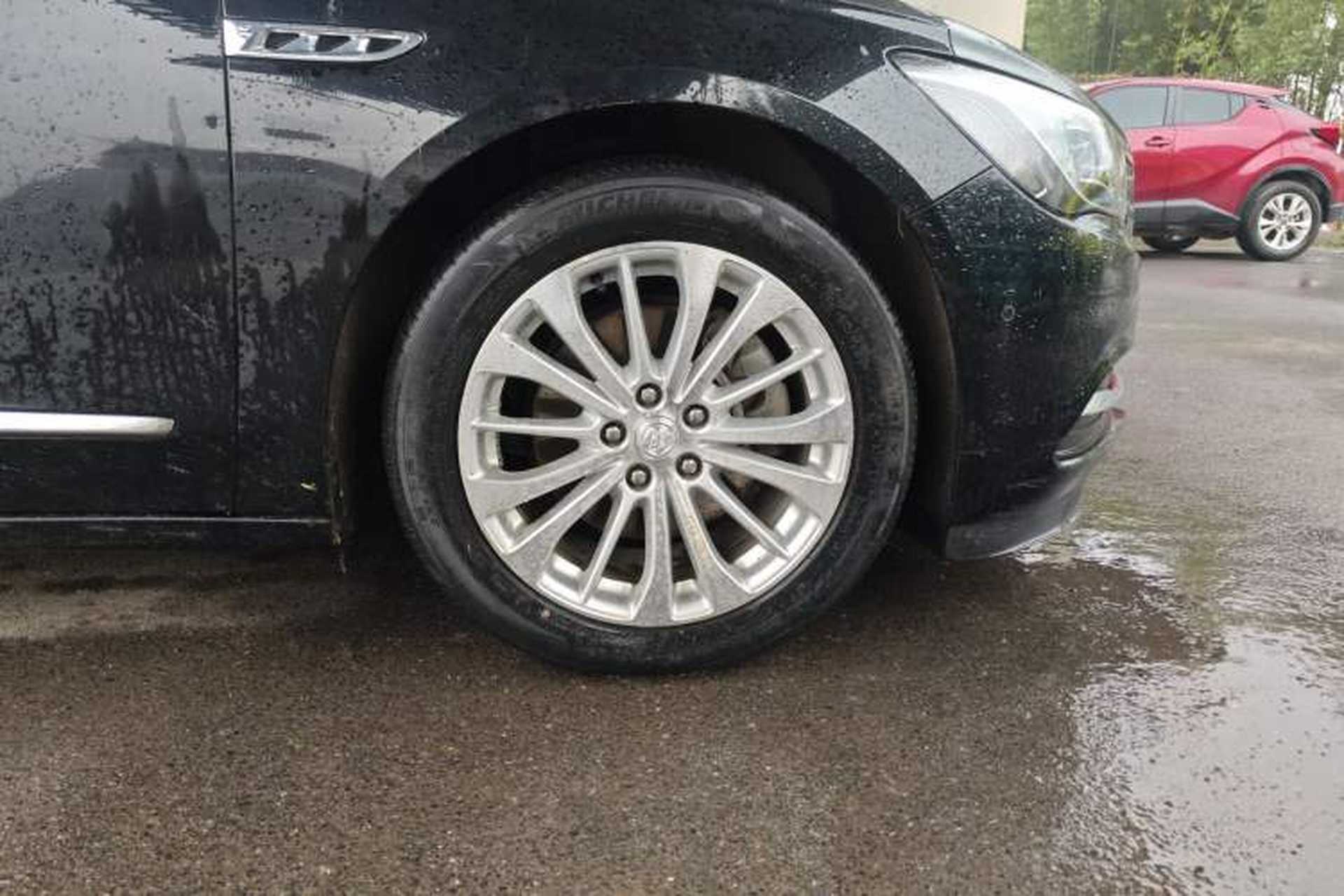 Used Buick LaCrosse 2018 28T Elite Edition Right Front Wheel Hub