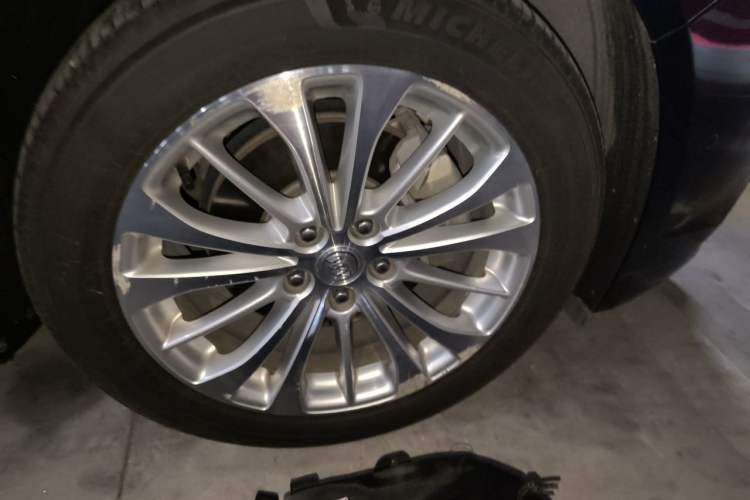 Used Buick LaCrosse 2018 28T Elite Edition Right Front Wheel Hub