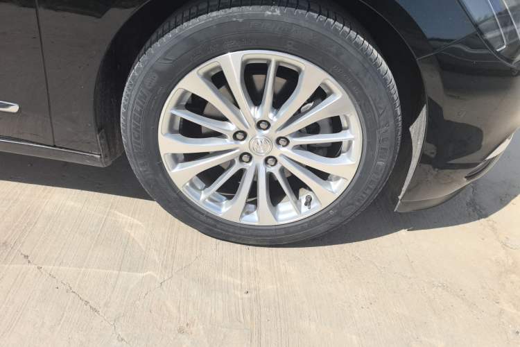 Used Buick LaCrosse 2018 28T Elite Edition Right Front Wheel Hub