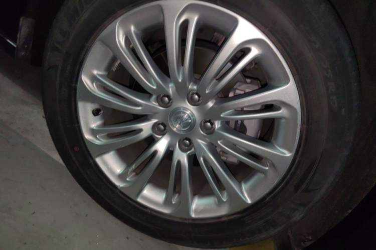 Used Buick LaCrosse 2018 30H Luxury Edition Right Front Wheel Hub