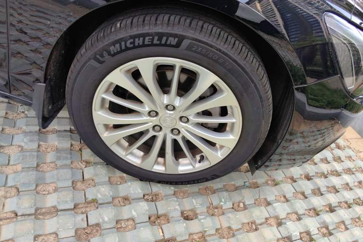 Used Buick LaCrosse 2018 28T Elite Edition Right Front Wheel Hub