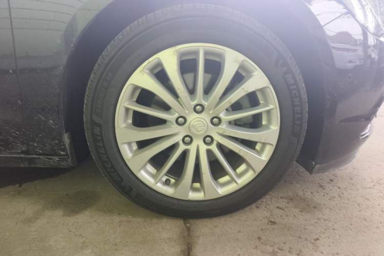 Used Buick LaCrosse 2018 28T Elite Edition Right Front Wheel Hub