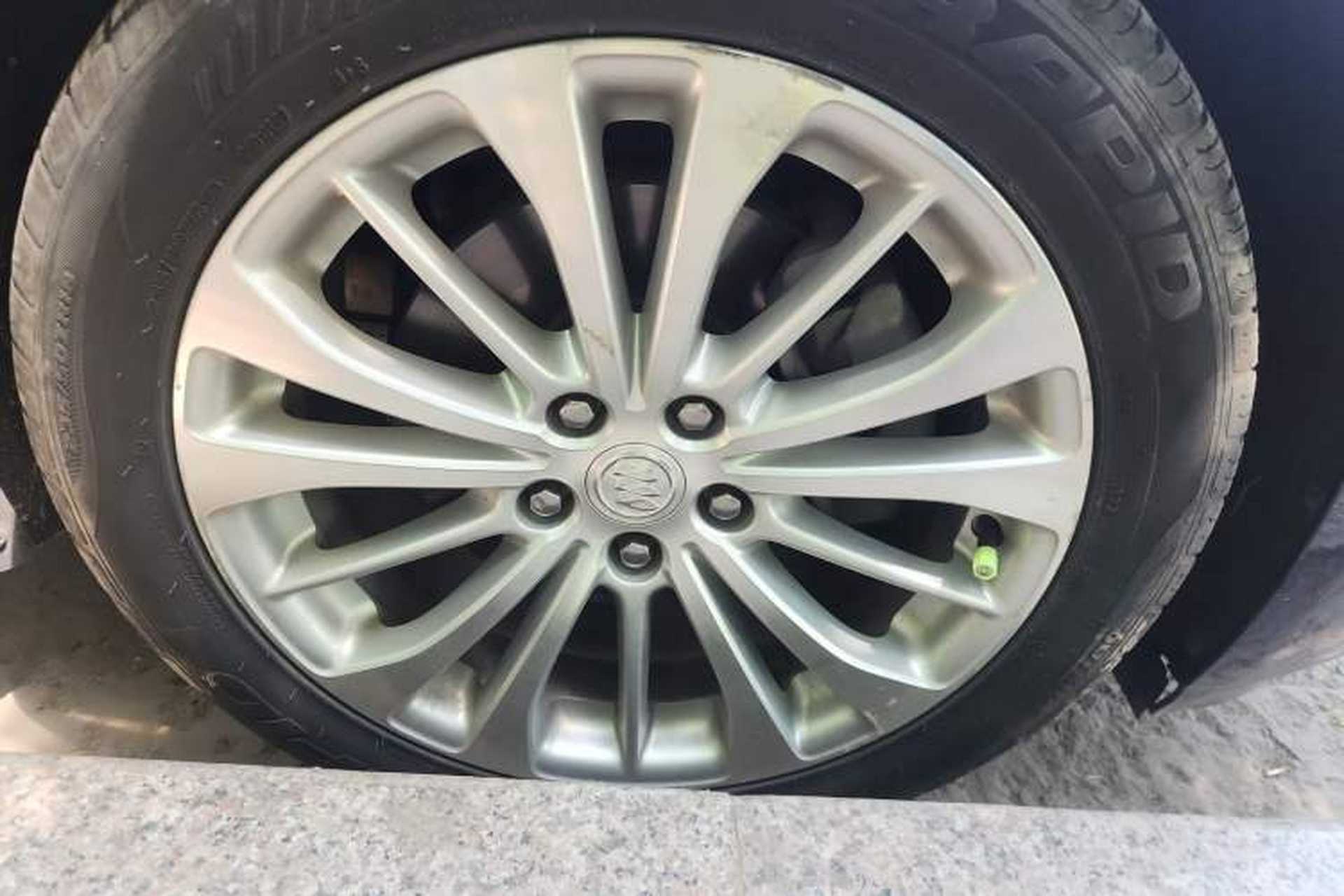 Used Buick LaCrosse 2018 28T Elite Edition Right Front Wheel Hub