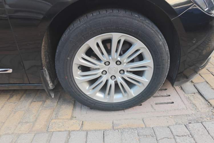 Used Buick LaCrosse 2018 20T Luxury Model Right Front Wheel Hub