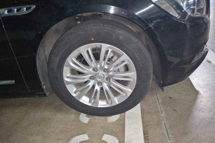 Used Buick LaCrosse 2018 20T Elite Edition Right Front Wheel Hub