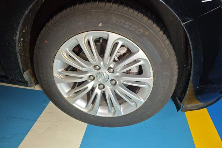 Used Buick LaCrosse 2018 30H Elite Edition Right Front Wheel Hub