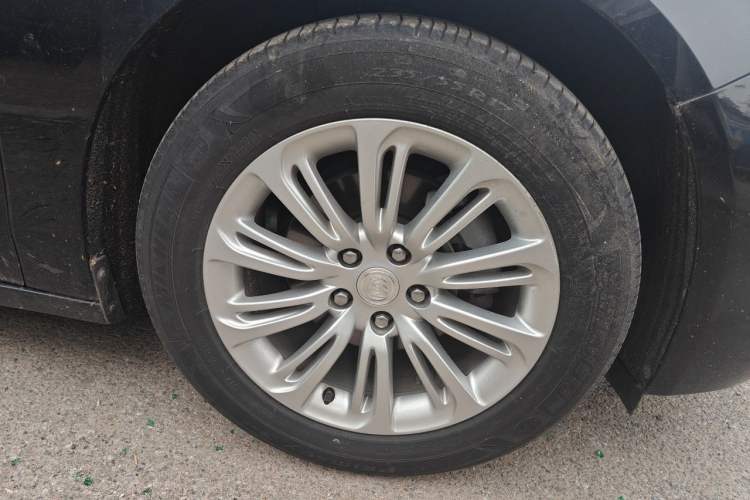 Used Buick LaCrosse 2018 20T Elite Edition Right Front Wheel Hub
