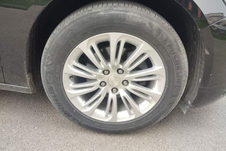 Used Buick LaCrosse 2018 20T Elite Edition Right Front Wheel Hub
