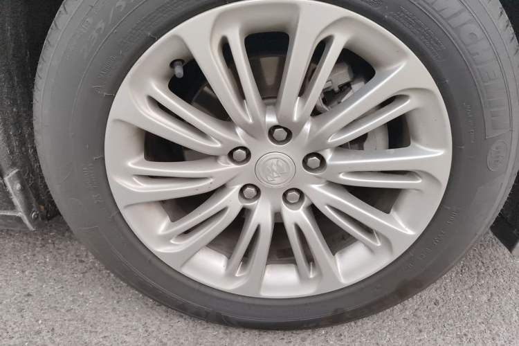 Used Buick LaCrosse 2018 20T Elite Edition Right Front Wheel Hub