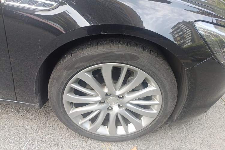 Used Buick LaCrosse 2018 28T Luxury Model Right Front Wheel Hub