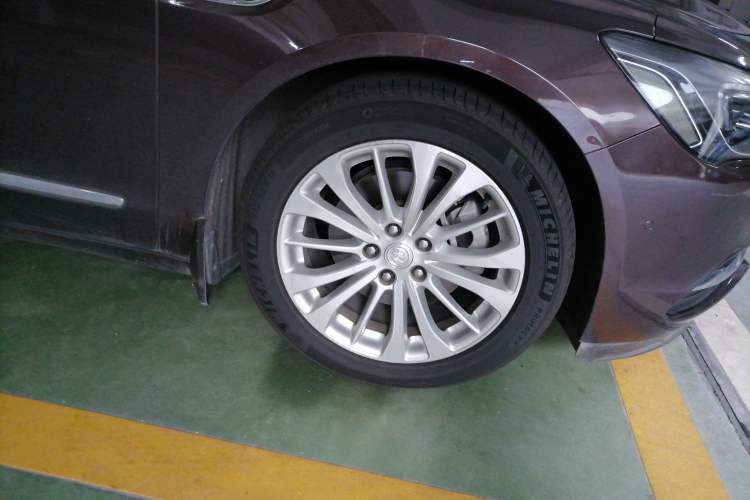 Used Buick LaCrosse 2018 28T Elite Edition Right Front Wheel Hub