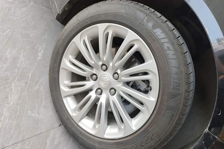 Used Buick LaCrosse 2018 20T Elite Edition Right Front Wheel Hub