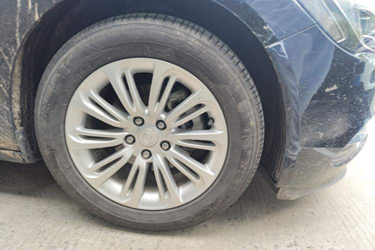 Used Buick LaCrosse 2018 20T Elite Edition Right Front Wheel Hub