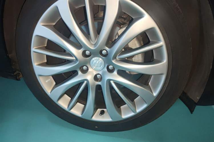 Used Buick LaCrosse 2018 28T Luxury Model Right Front Wheel Hub