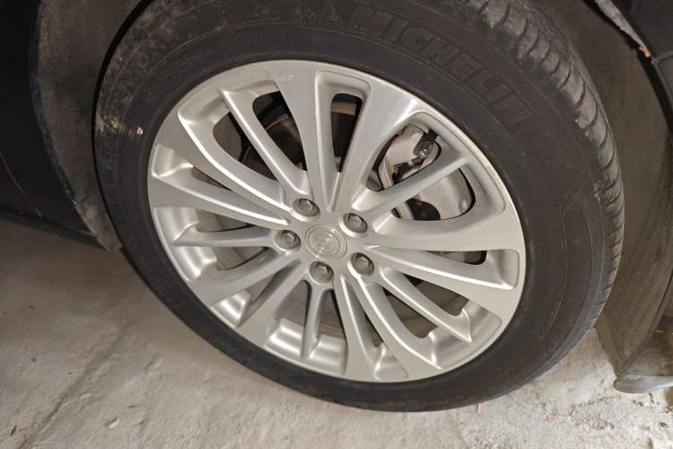 Used Buick LaCrosse 2018 28T Elite Edition Right Front Wheel Hub