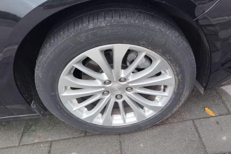 Used Buick LaCrosse 2018 28T Elite Edition Right Front Wheel Hub