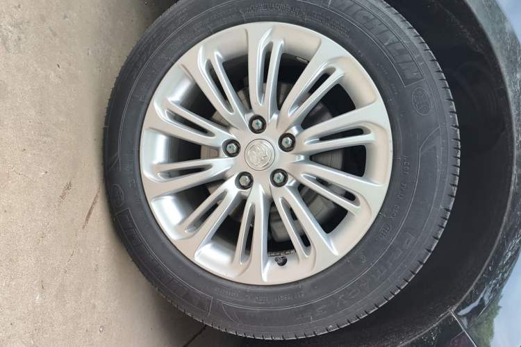 Used Buick LaCrosse 2018 20T Luxury Model Right Front Wheel Hub