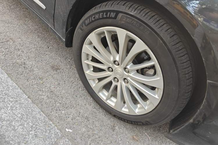 Used Buick LaCrosse 2018 28T Elite Edition Right Front Wheel Hub