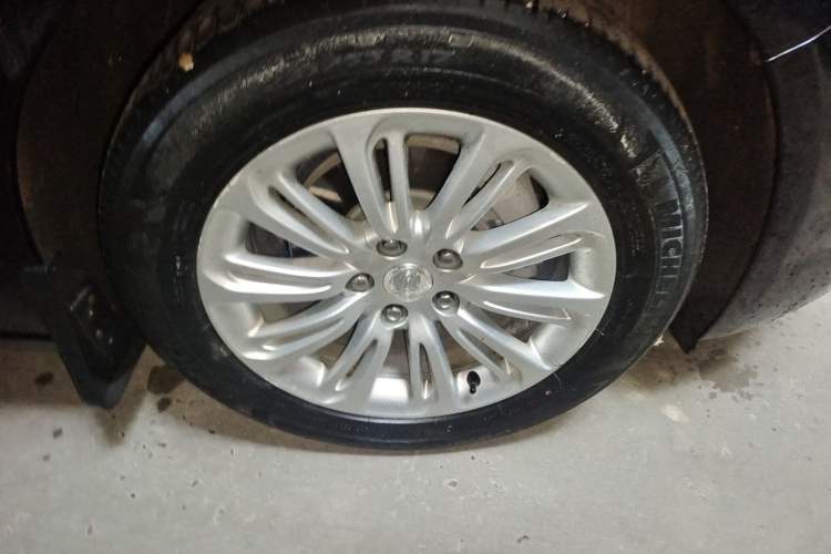 Used Buick LaCrosse 2018 20T Elite Edition Right Front Wheel Hub