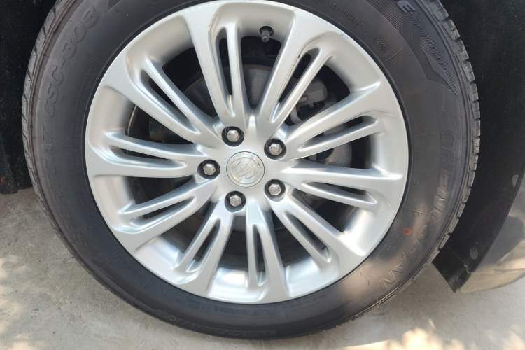 Used Buick LaCrosse 2018 20T Elite Edition Right Front Wheel Hub