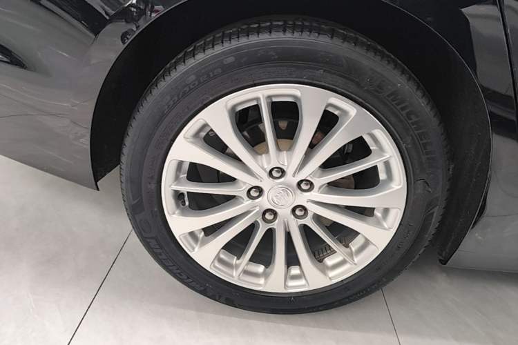 Used Buick LaCrosse 2018 28T Elite Edition Right Rear Wheel Hub