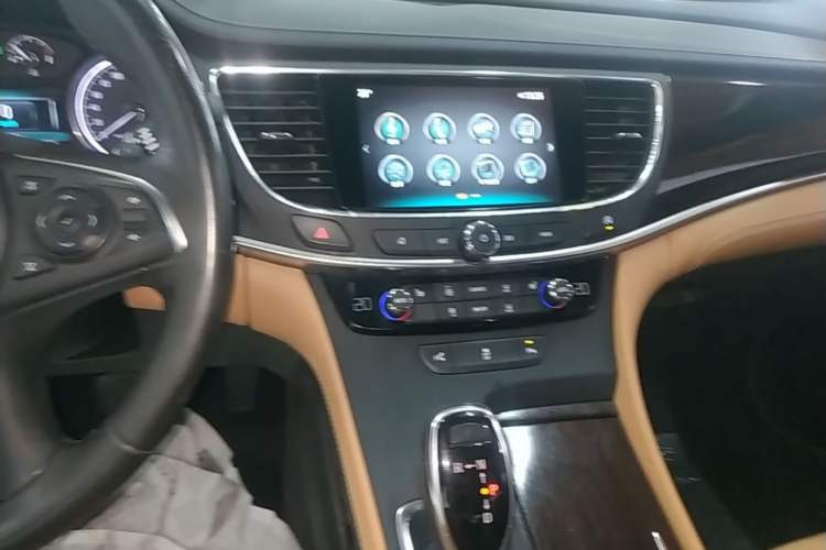 Used Buick LaCrosse 2018 28T Elite Edition Audio And AC Panel