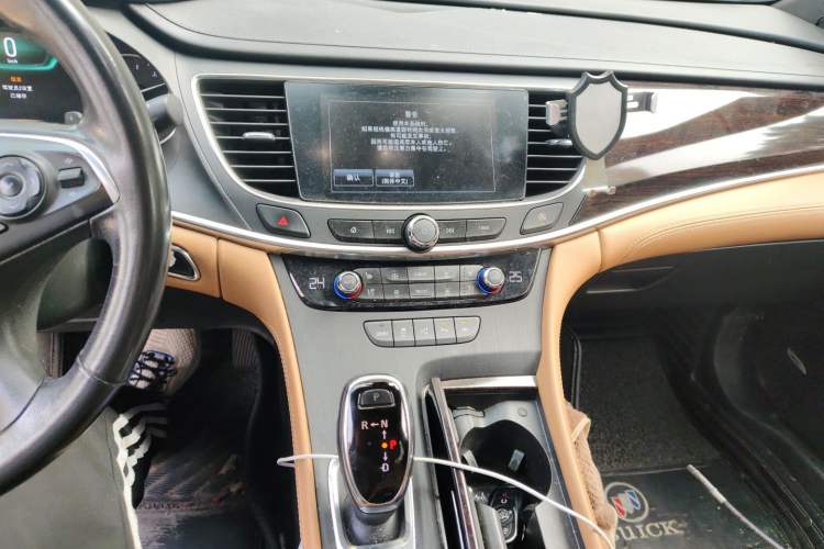 Used Buick LaCrosse 2018 28T Luxury Model Audio And AC Panel