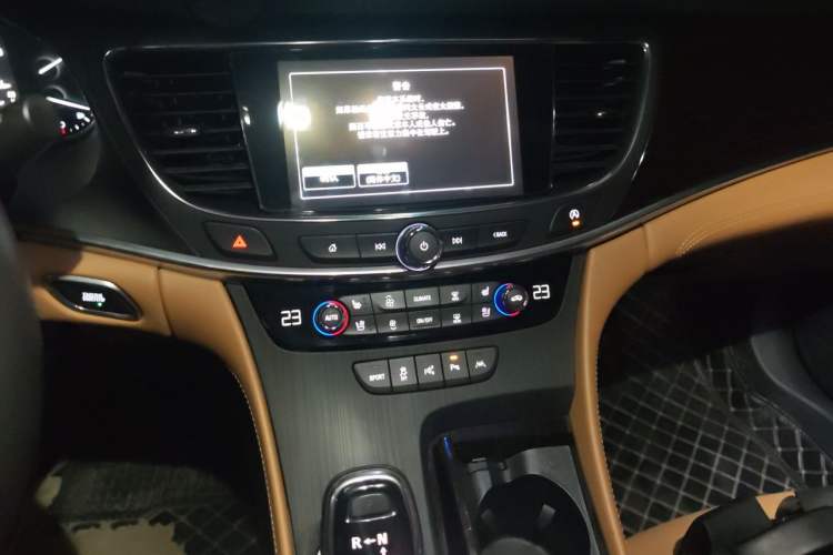 Used Buick LaCrosse 2018 28T Luxury Model Audio And AC Panel