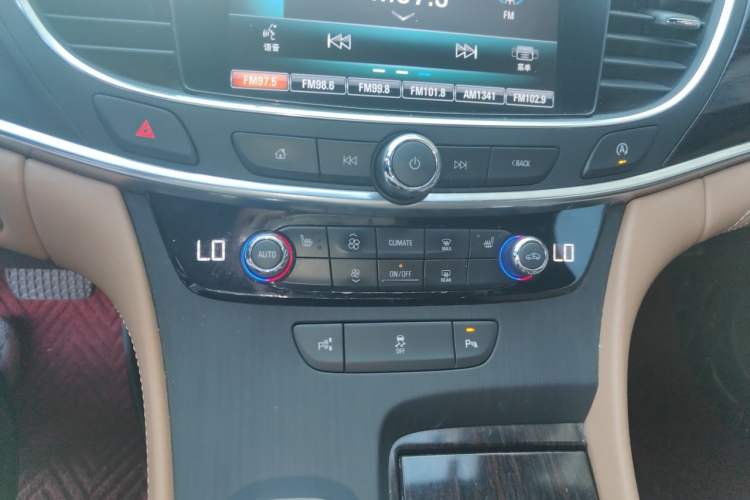 Used Buick LaCrosse 2018 28T Elite Edition Audio And AC Panel