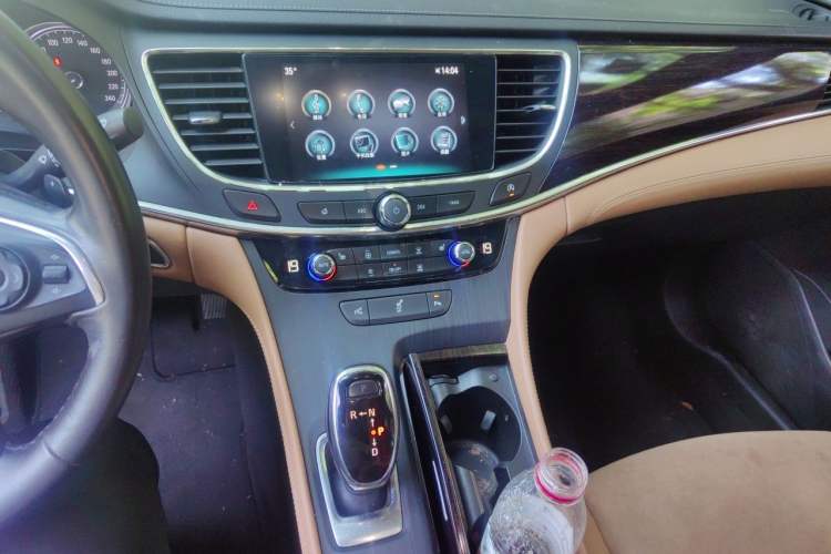 Used Buick LaCrosse 2018 28T Elite Edition Audio And AC Panel