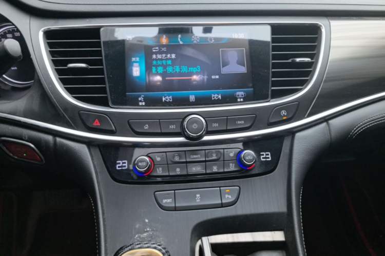 Used Buick LaCrosse 2018 20T Elite Edition Audio And AC Panel