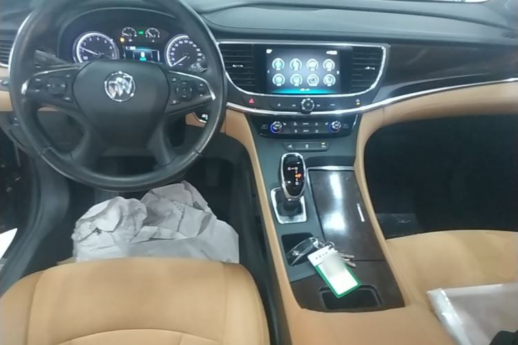 Used Buick LaCrosse 2018 28T Elite Edition Center Console